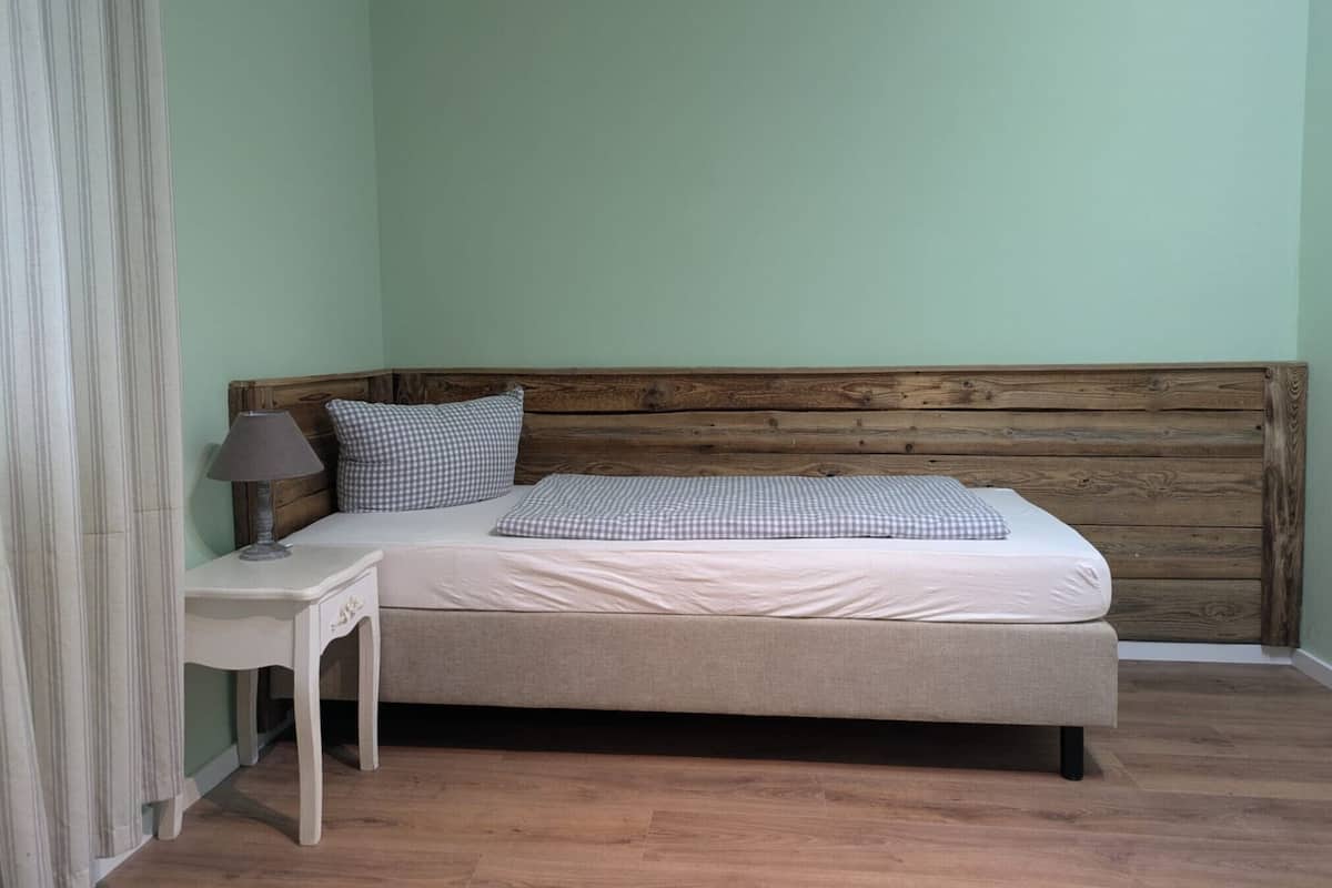 Standaard eenpersoonskamer | Een bureau, gratis wifi, beddengoed