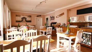 Se ofrece un desayuno bufé todos los días (14 EUR por persona)