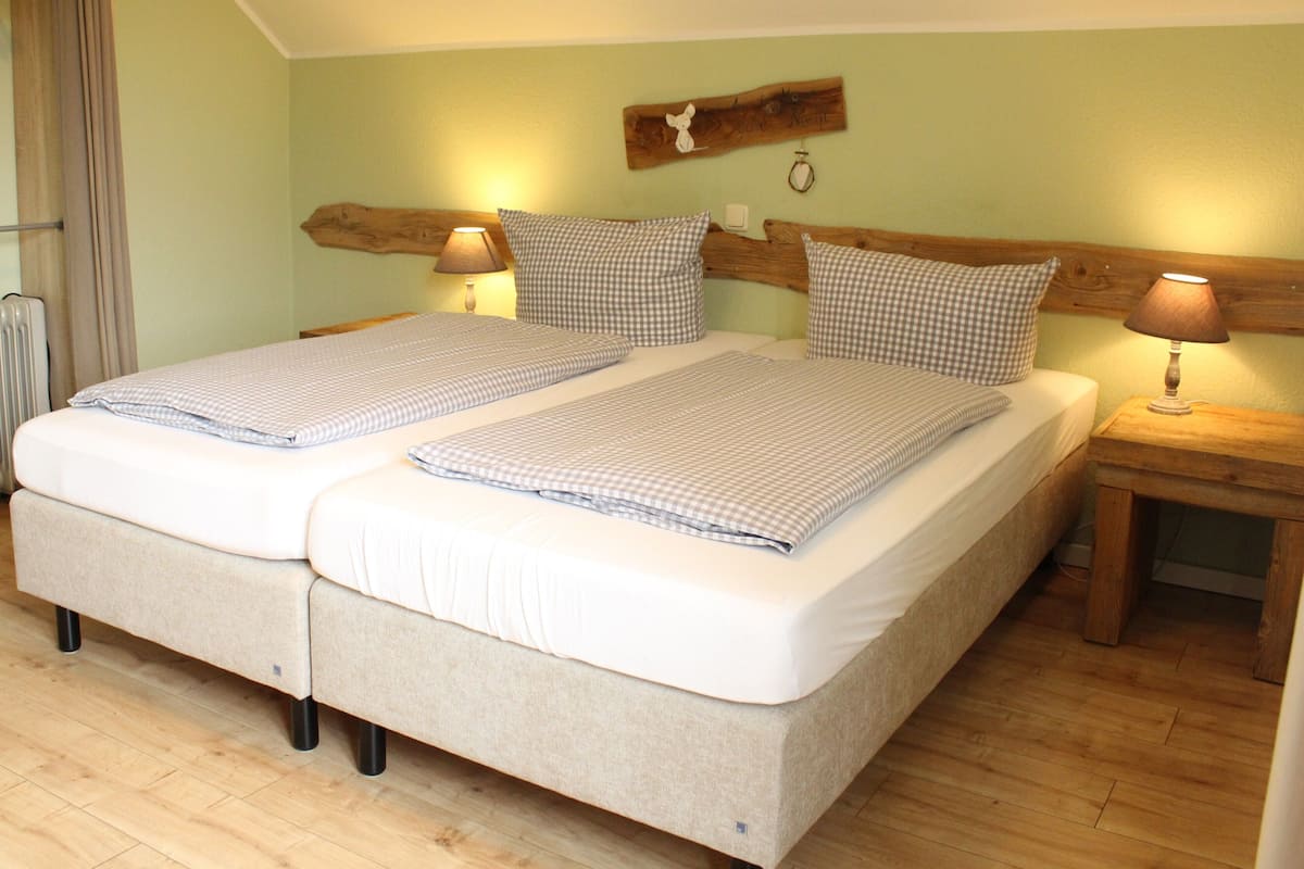 Standaard tweepersoonskamer | Een bureau, gratis wifi, beddengoed
