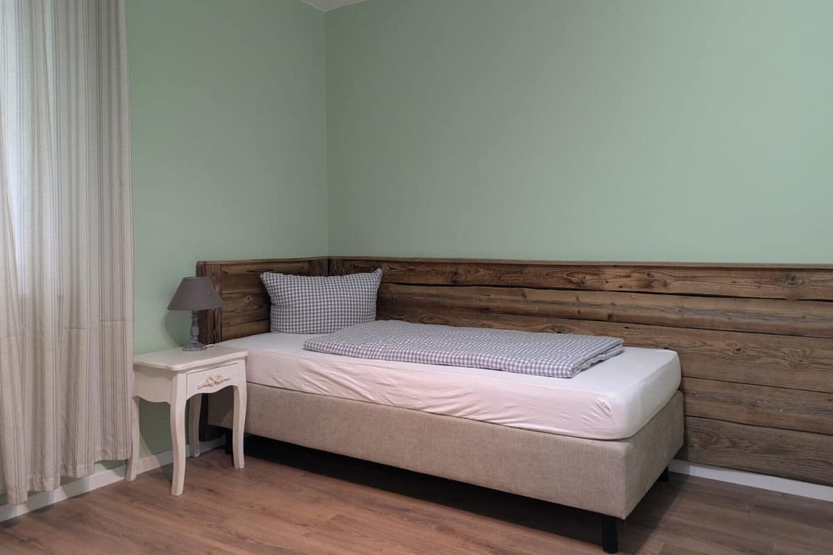 Een bureau, gratis wifi, beddengoed