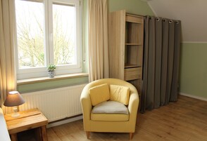 Escritorio, wifi gratis y ropa de cama 