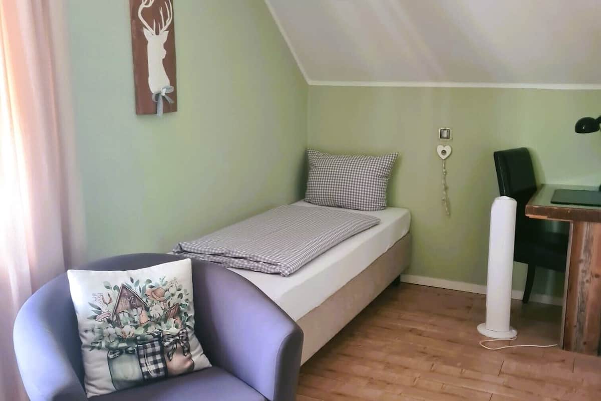 Habitación estándar con 2 camas individuales | Escritorio, wifi gratis y ropa de cama
