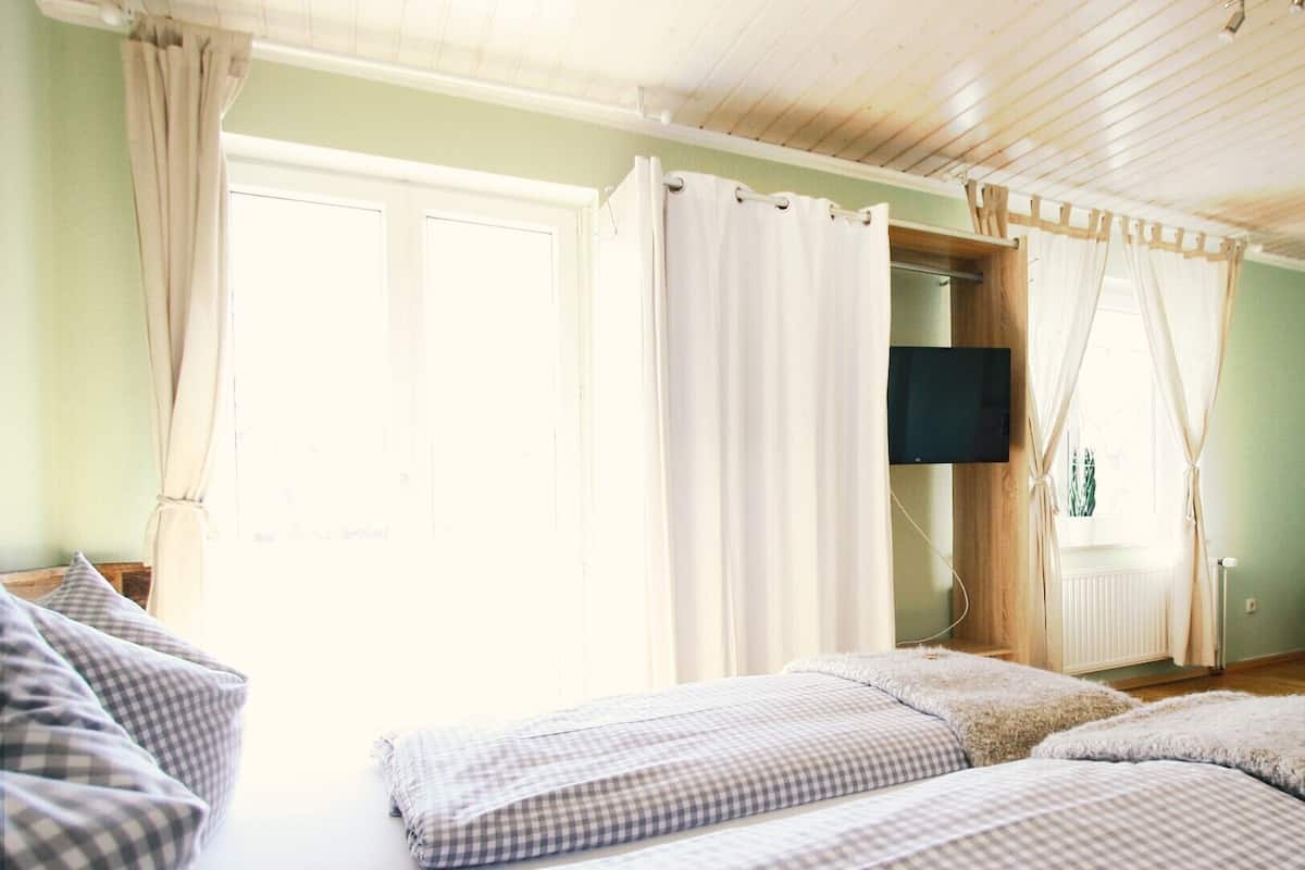 Standaard vierpersoonskamer | Een bureau, gratis wifi, beddengoed