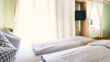 Habitación cuádruple estándar | Escritorio, wifi gratis, ropa de cama