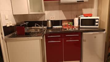 Estudio Confort | Ropa de cama de alta calidad y caja de seguridad en la habitación