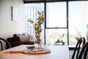 Executive Apartment, 1 Bedroom, Kitchen, City View | In-room dining - Central City Designer Pad (Brisbane)