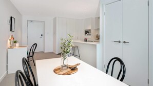 Executive Apartment, 1 Bedroom, Kitchen, City View | In-room dining - Central City Designer Pad (Brisbane)