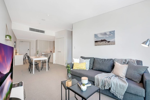Executive Apartment, 1 Bedroom, Kitchen, City View | Living room | LED TV - Central City Designer Pad (Brisbane)