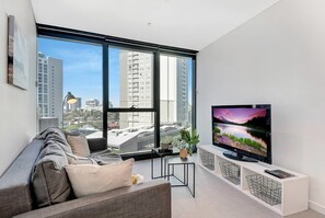 Executive Apartment, 1 Bedroom, Kitchen, City View | Living room - Central City Designer Pad (Brisbane)