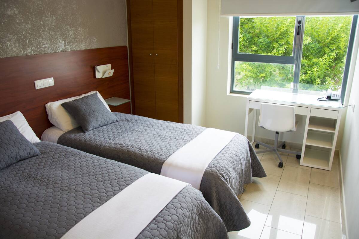 Twin Room, 2 Twin Beds | Desk, blackout drapes, free WiFi