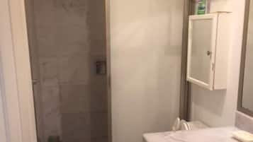 Condo familiar, 2 habitaciones | Baño | Regadera y toallas