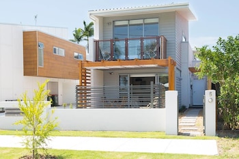 New Designer Home + Parking + Close to Airport