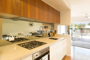 Executive House, 3 Bedrooms, Kitchen, City View | Private kitchen