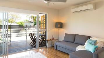 Rumah Eksekutif, 3 kamar tidur, dapur, pemandangan kota | Ruang keluarga | TV LED