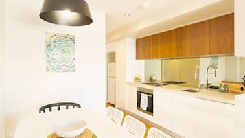 Executive House, 3 Bedrooms, Kitchen, City View | In-room dining