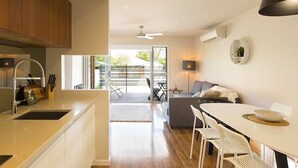 Casa executiva, 3 quartos, cozinha, vista para a cidade | Opções para refeição no quarto