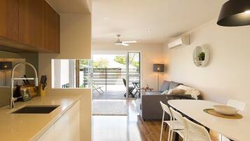 Rumah Eksekutif, 3 kamar tidur, dapur, pemandangan kota | Makan di kamar