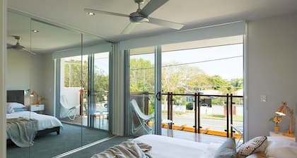 New Designer Home + Parking + Close to Airport