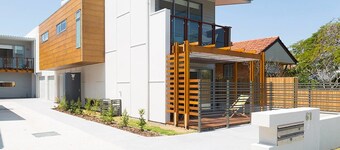 New Designer Home + Parking + Close to Airport