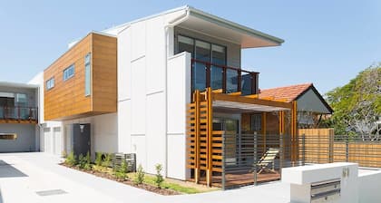 New Designer Home + Parking + Close to Airport