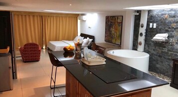 Suite | Premium bedding, minibar, individually decorated, individually furnished