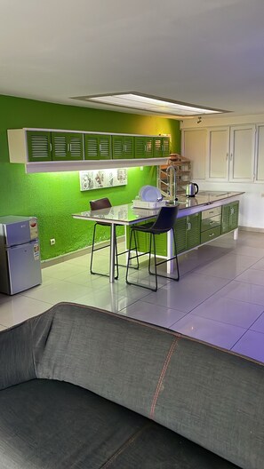 Standard Loft | Private kitchen | Fridge, microwave, stovetop, coffee/tea maker - Résidence Ecologe (Abidjan)