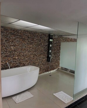 Suite (Keyann) | Baño | Bañera de hidromasaje, artículos de higiene personal gratuitos y toallas