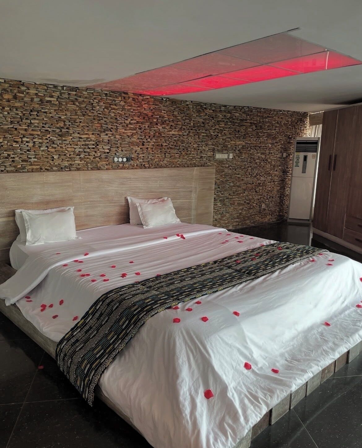 Suite (Keyann) | Premium bedding, minibar, individually decorated, individually furnished