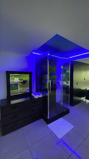 Standard Loft | Bathroom | Shower, free toiletries, towels