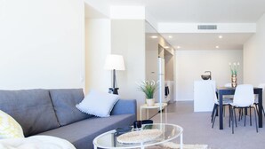 Executive-huoneisto, 2 makuuhuonetta, keittiö, kaupunkinäköala | Olohuone