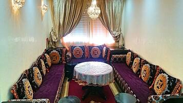 Comfort Apartment, 3 Bedrooms, Mountainside | In-room dining