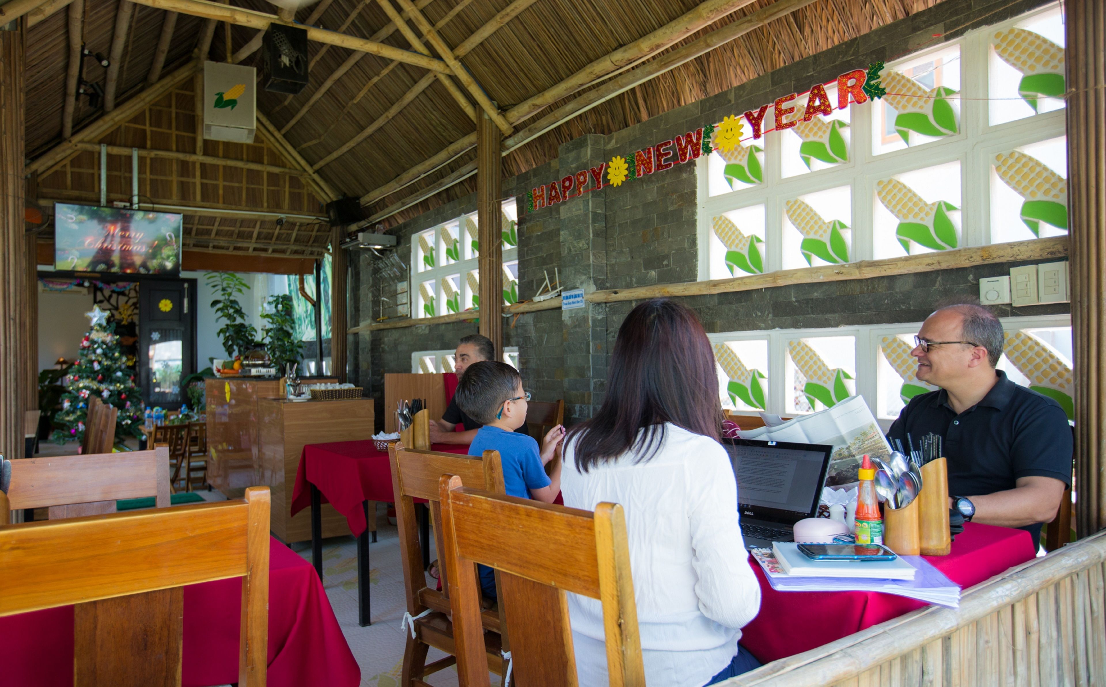 breakfast, lunch, dinner served; local and international cuisine