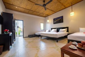 家庭房, 泳池景观 | 高档床上用品、迷你吧、客房内保险箱、办公桌