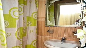 Appartement Confort, 2 chambres | Lavabo de la salle de bain