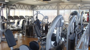 A gym with various exercise machines, treadmills, and weight equipment. - Coimbra Camping & Bungalows (Coimbra)