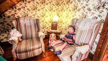 32-inch flat-screen TV with cable channels, TV