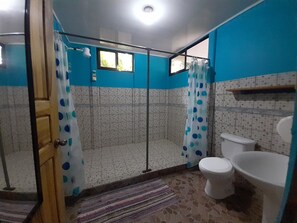 Yhden hengen perhehuone (Kitchen) | Kylpyhuone | Suihku, ilmaiset hygieniatuotteet, hiustenkuivaaja, pyyhkeet