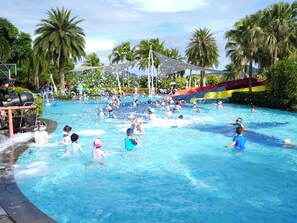 Indoor pool, outdoor pool, open 10:00 AM to 10:00 PM, pool loungers - Doubletree Resort By Hilton Hainan - Xinglong Lakeside (Wanning)