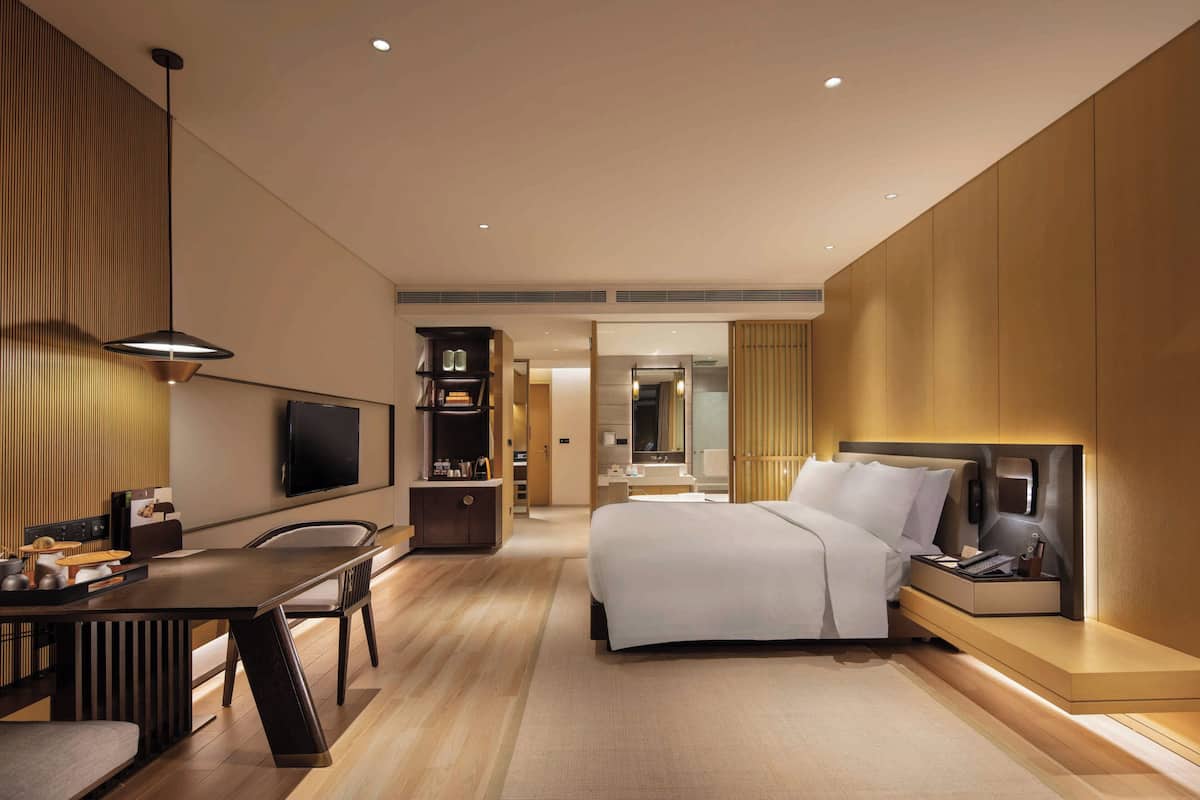 Deluxe Room, 1 King Bed | Premium bedding, memory foam beds, minibar, in-room safe