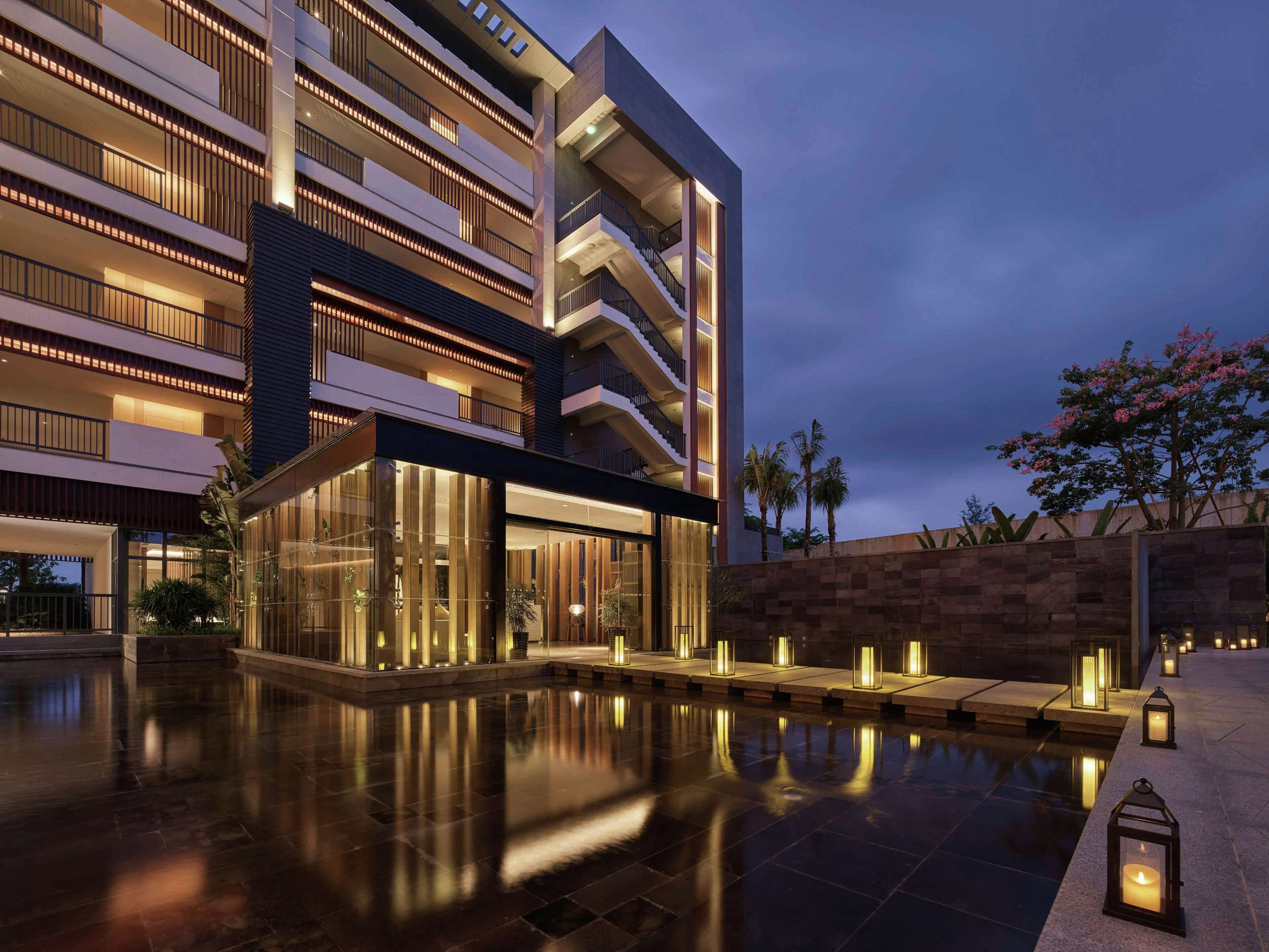 Hot tub, 2 treatment rooms, massages