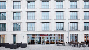 Un edificio moderno con fachada de vidrio que muestra el rótulo 