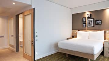 Familienzimmer, 1 Queen-Bett, barrierefrei (Connecting Rooms) | Zimmersafe, Schreibtisch, VerdunkelungsvorhÀnge, schallisolierte Zimmer