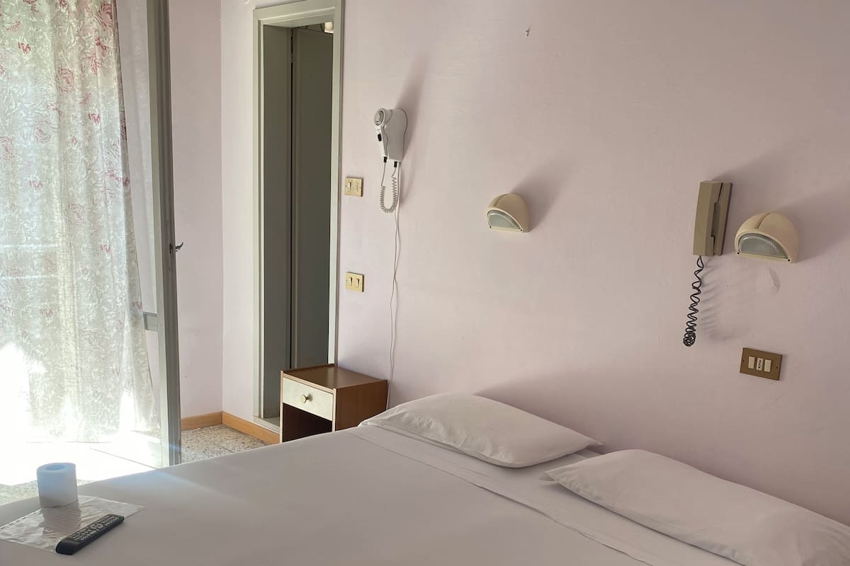 Standaard tweepersoonskamer | 1 slaapkamer, een bureau, gratis wifi, beddengoed
