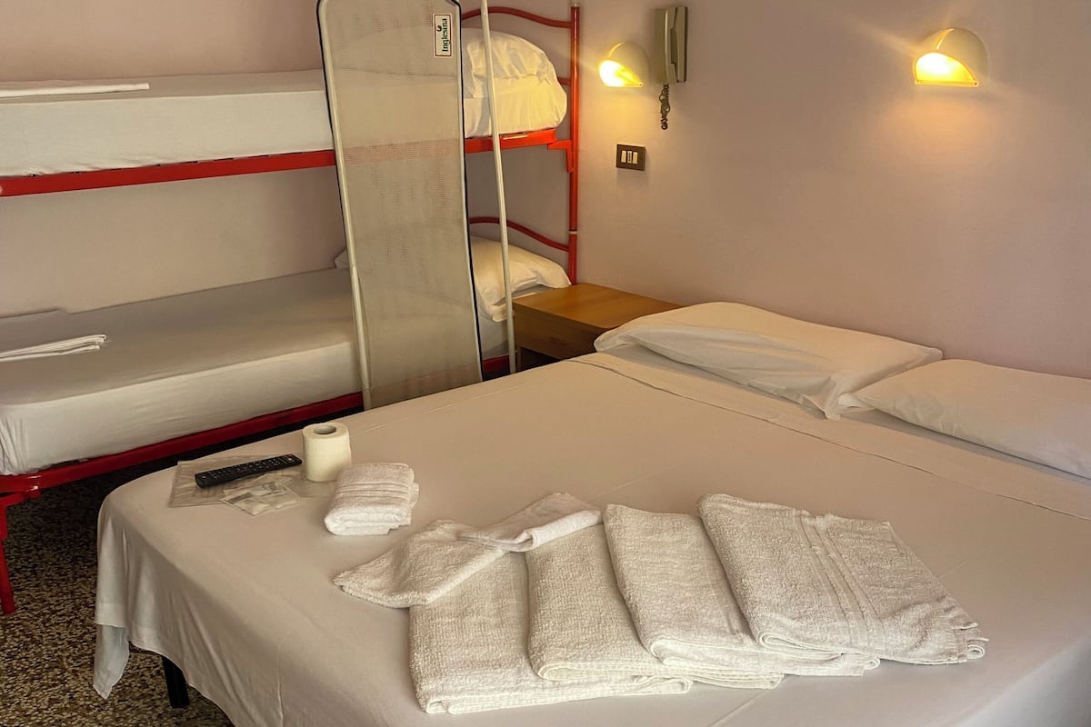 Standaard vierpersoonskamer | 1 slaapkamer, een bureau, gratis wifi, beddengoed