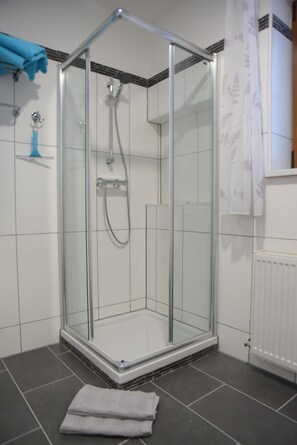 Apartment, 1 Schlafzimmer (No 2) | Badezimmer | Dusche, Haartrockner, Handtücher