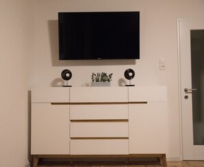 Familien-Suite, 2 Schlafzimmer (No 3) | Wohnbereich | Flachbildfernseher