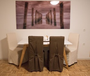 Familien-Suite, 2 Schlafzimmer (No 3) | Essbereich im Zimmer
