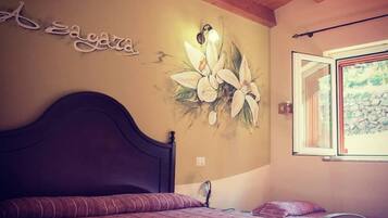 Minibar, una scrivania, tende oscuranti, insonorizzazione