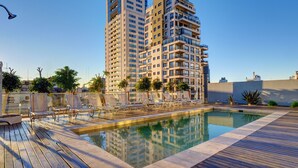 A rooftop pool area with lounge chairs and a view of tall buildings. - Nido x Palermo Soho Square (Buenos Aires)
