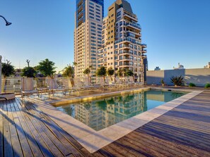 Ulkouima-allas, aurinkotuoleja